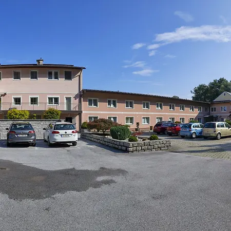 Hotel Ganslhof - Adults Only 3*
